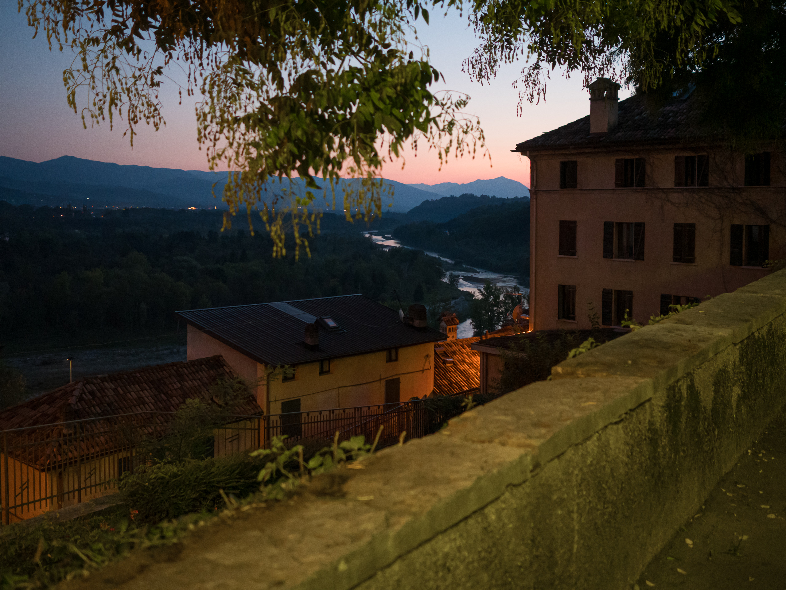 Dämmerung über dem Tal der Piave, von Belluno aus gesehen